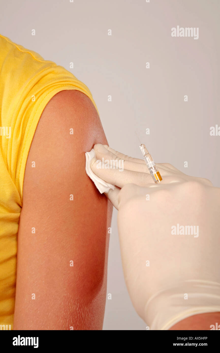 Vacunación en la parte superior del brazo Foto de stock