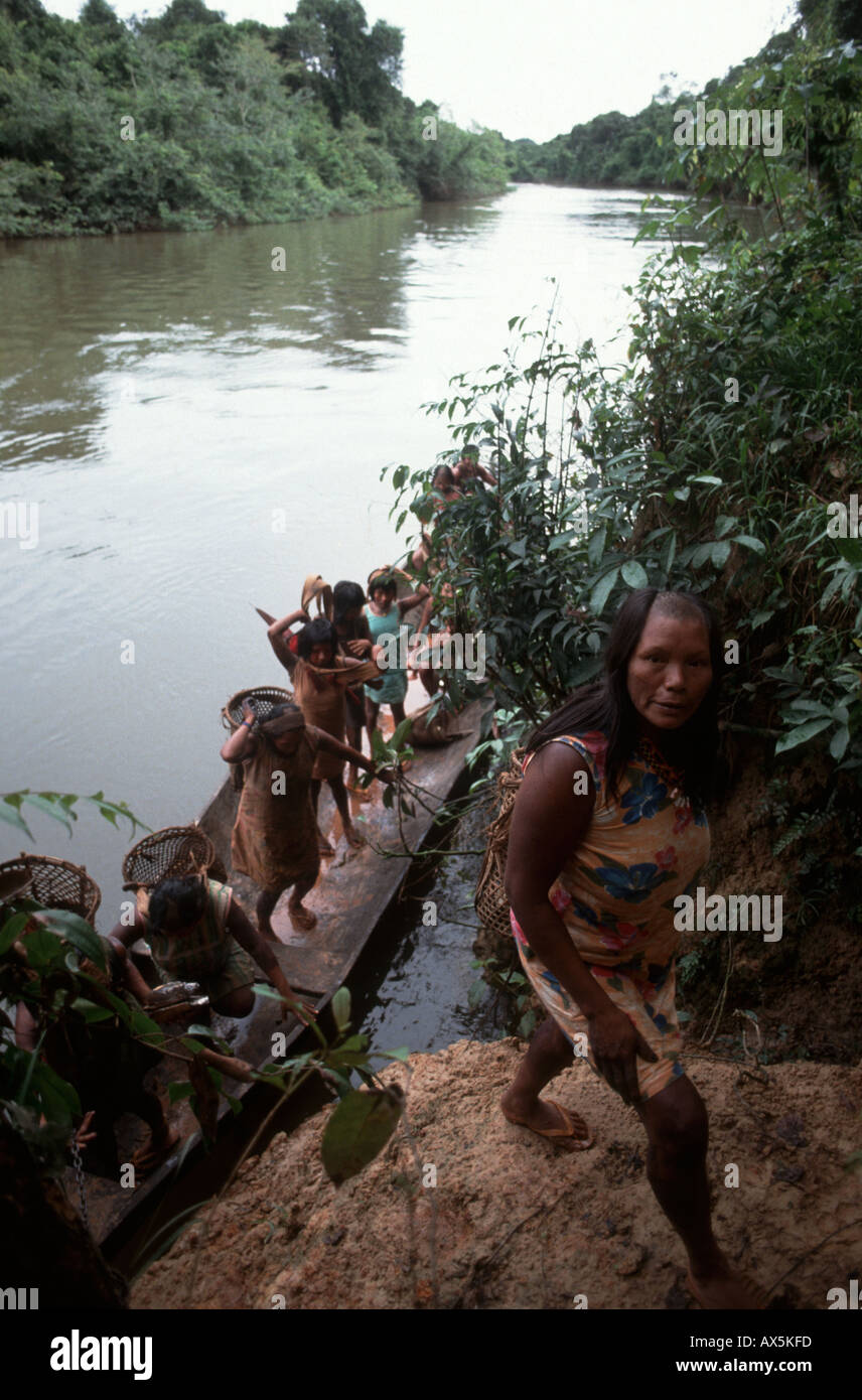 A Ukre village Brasil Las mujeres Kayapo en una expedición de recolección de fruta con piragua