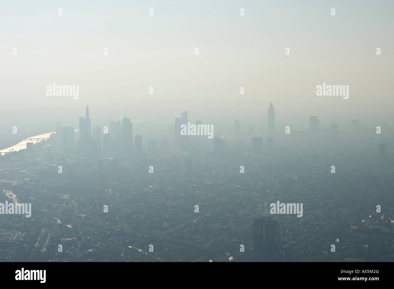 Horizonte de Frankfurt y el río Main envuelto en smog, Frankfurt, Hesse, Alemania, Europa Foto de stock