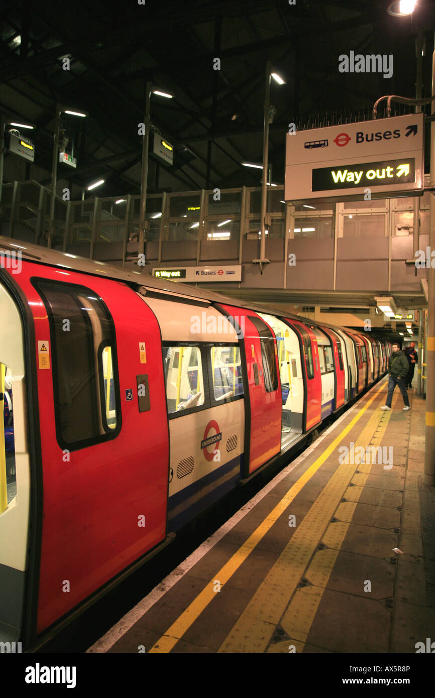 Tren llegó a la estación de metro moderno, el terminal sur de la línea del Norte, Londres, Inglaterra, Reino Unido, Europa Foto de stock