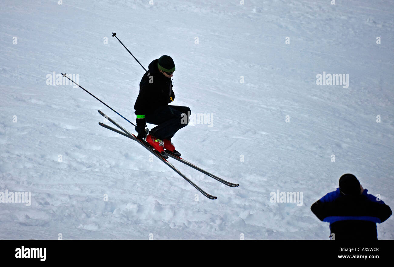 Esquiador saltando, 'Glencoe pistas de esquí", Lochaber, Reino Unido, Europa Foto de stock