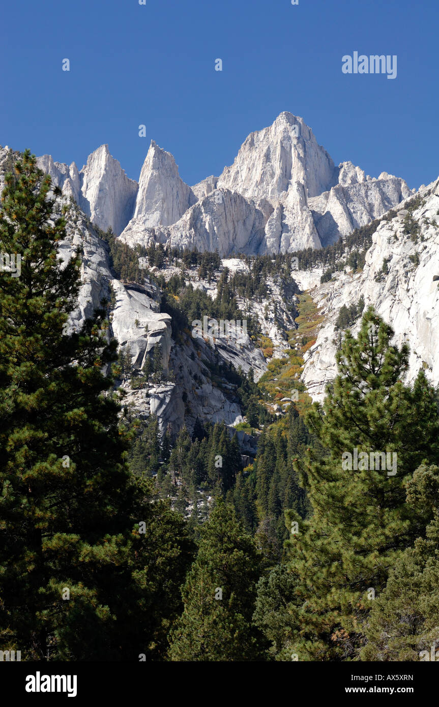 Mount Whitney (4350 m), la montaña más alta de California y el pico más alto de Sierra Nevada, California, EE.UU., América del Norte Foto de stock