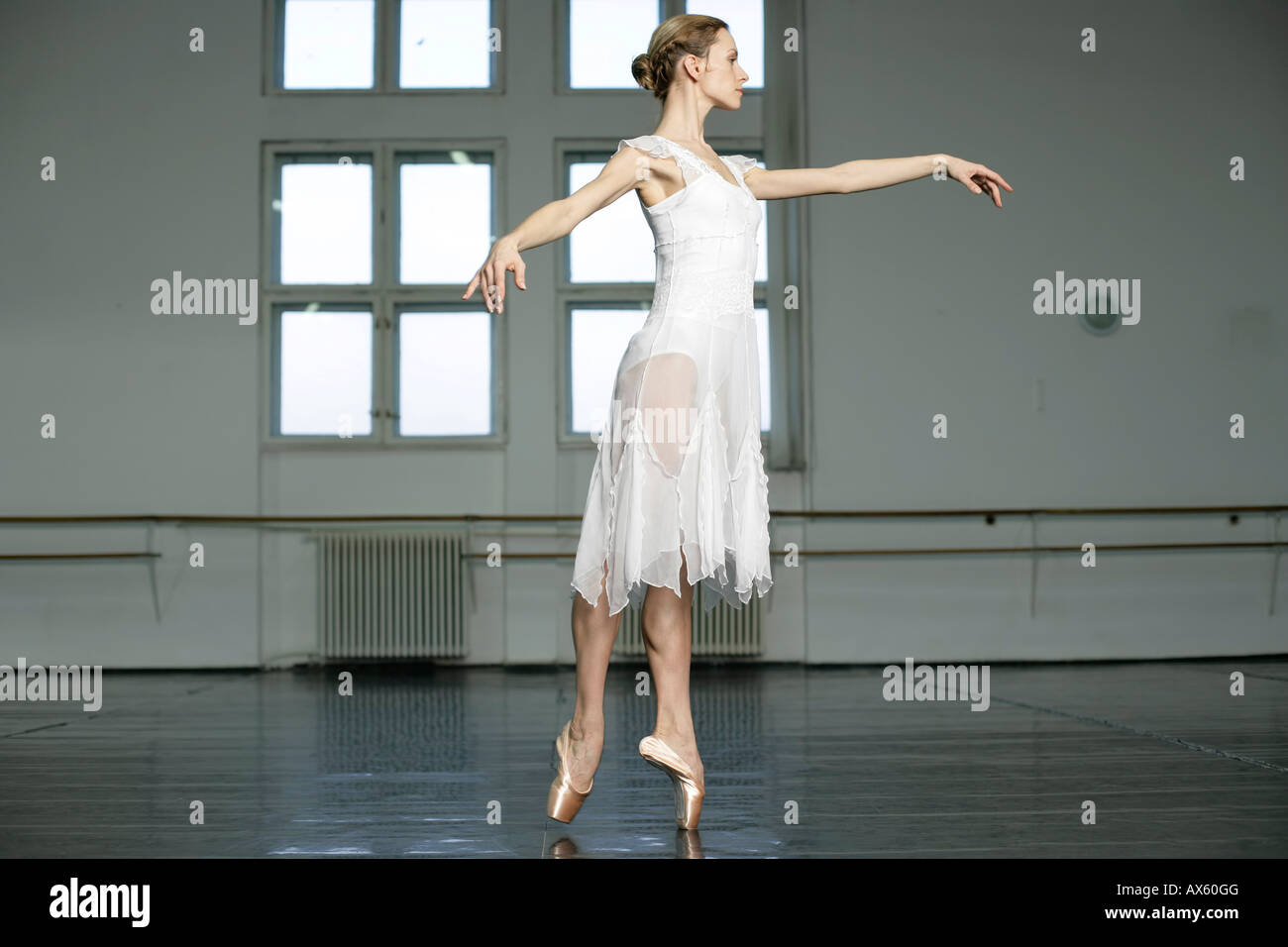 Una mujer bailarina de ballet haciendo toe-dance Foto de stock