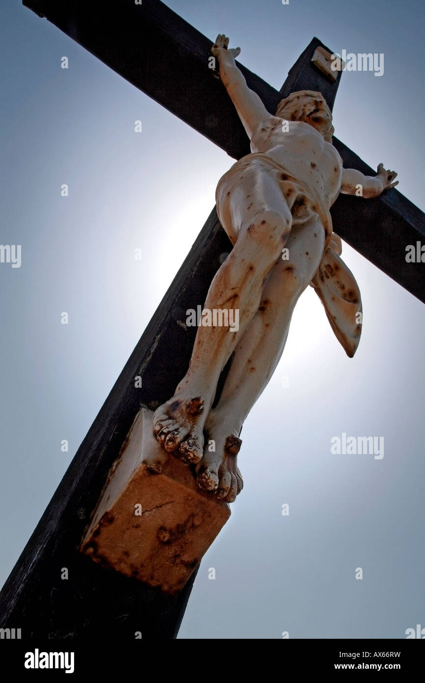 Una estatua de Jesucristo en la cruz tomada en Collioure Harbor en el sur de Francia. Foto de stock