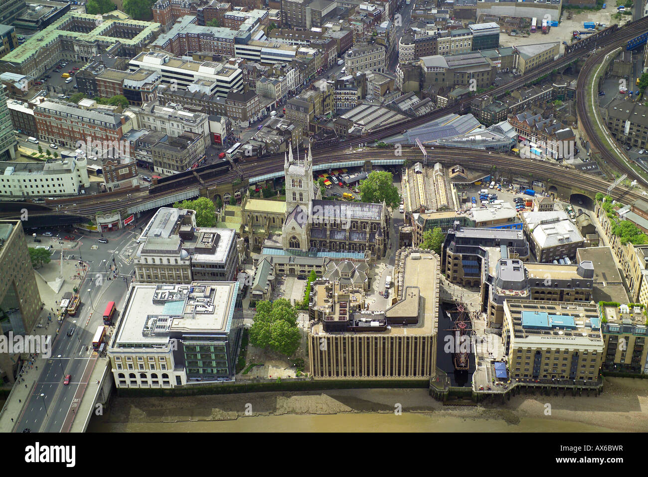 Vista aérea de la Catedral de Southwark, el Golden Hinde y mercado de Borough en el área de South London Southwark Foto de stock