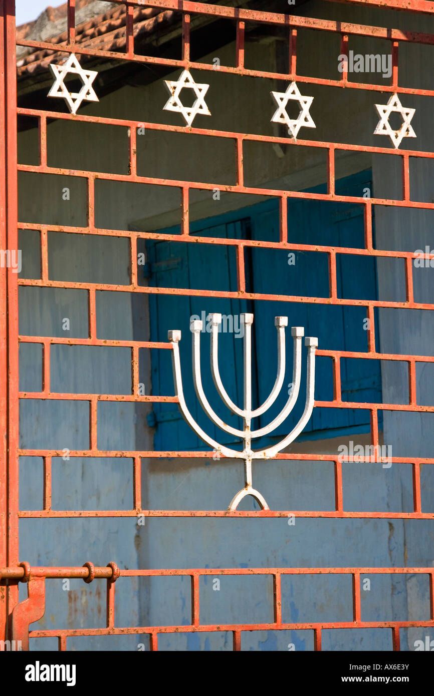 Símbolos judíos en una puerta exterior de la sinagoga de la ciudad judía  Mattancherry Cochin India Fotografía de stock - Alamy