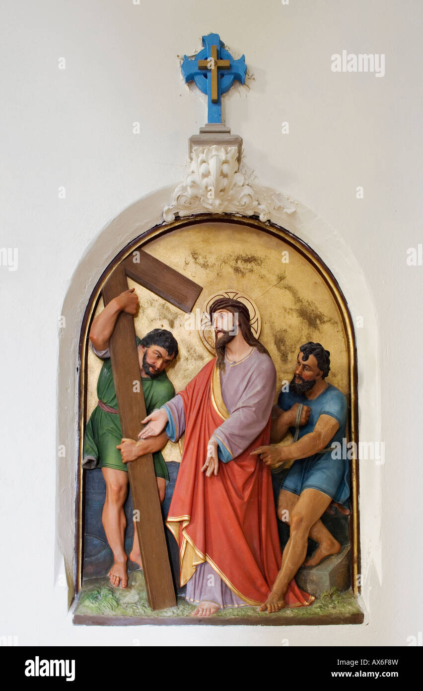 Pintado Talla de Jesucristo en la cruz en el interior de la Basílica de Santa María y San Finnan Iglesia Católica Romana en el Loch Shiel Foto de stock