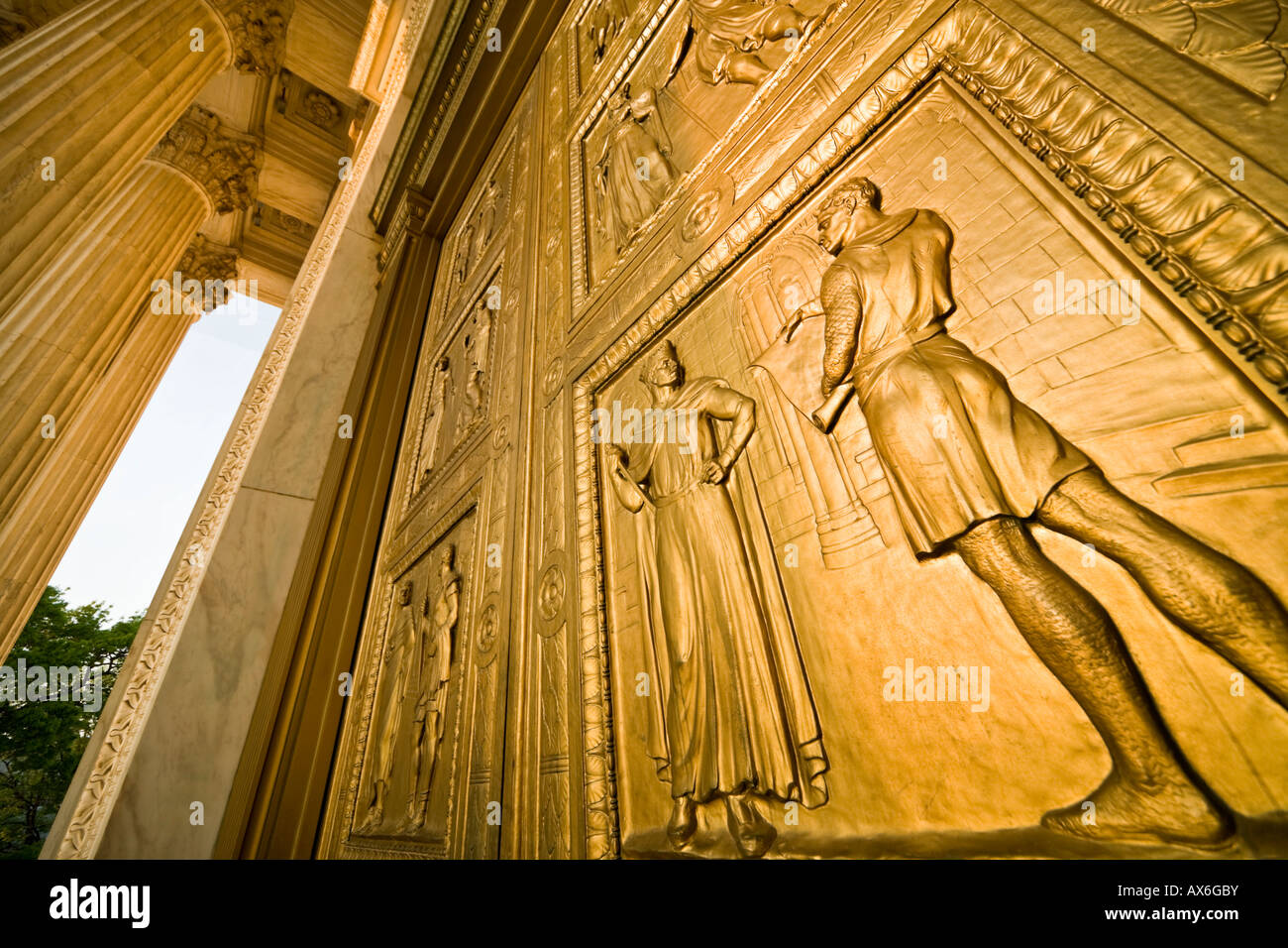 Las puertas de bronce de la Corte Suprema de los Estados Unidos representando escenas históricas principales de la reforma jurídica. El Estatuto de Westminster. Foto de stock