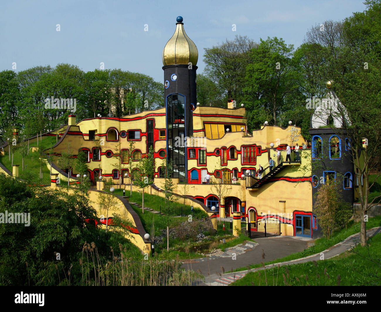 Los turistas en edificios multicolor en el parque Grugapark, Essen, Alemania Foto de stock