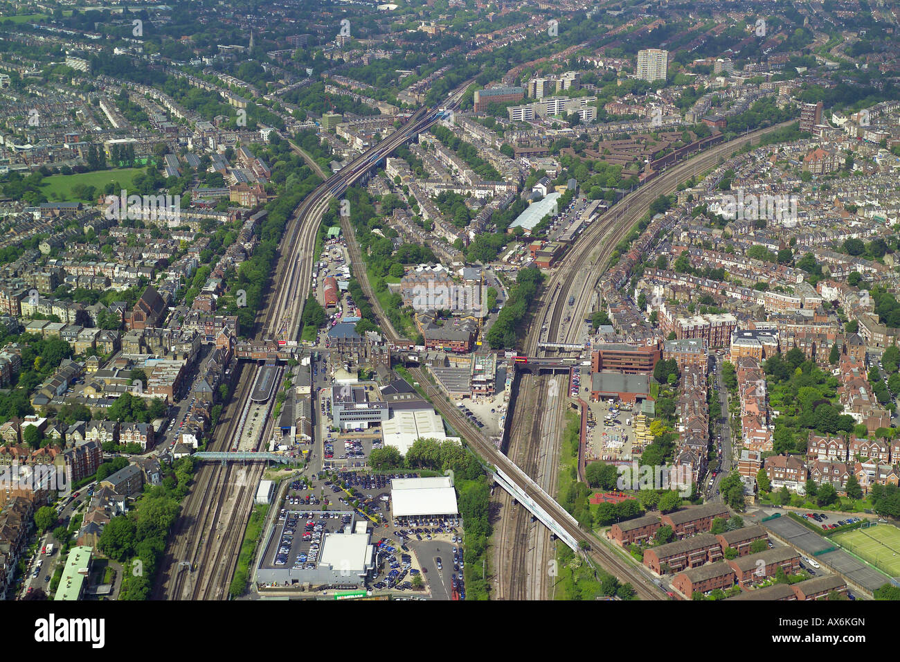 Vista aérea de West Hampstead, Metro y Tren en el norte de Londres Foto de stock