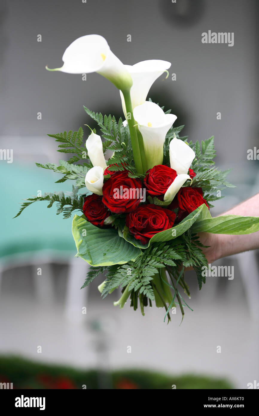 Flores nupcial ramo de rosas rojas y lirios de cala Blanca. Alemania,  Europa Fotografía de stock - Alamy