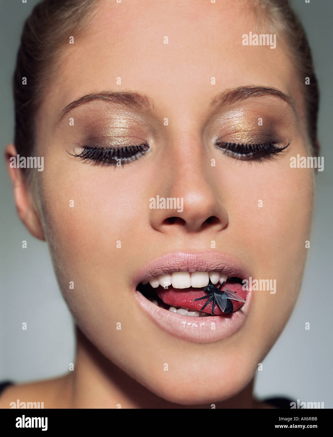 Mujer con mosca de plástico en su boca Fotografía de stock - Alamy