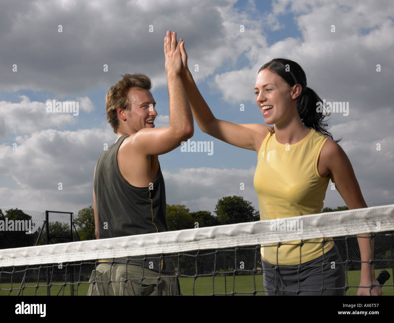 Los jugadores de tenis haciendo un alto cinco Foto de stock