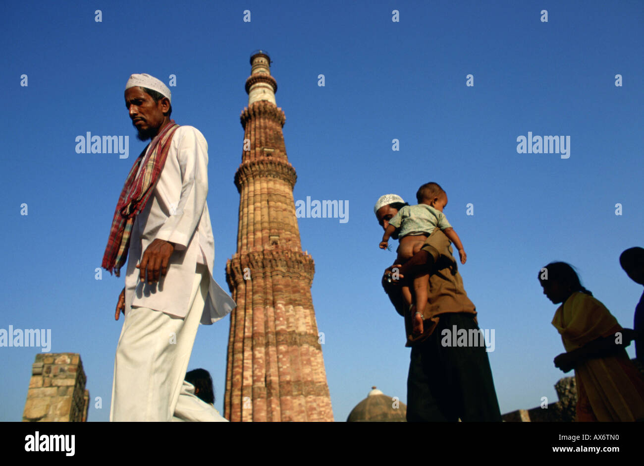Peregrinos en Qutab Minar fuera de Delhi Qutab Minar la torre de piedra arenisca de 239 pies Foto de stock