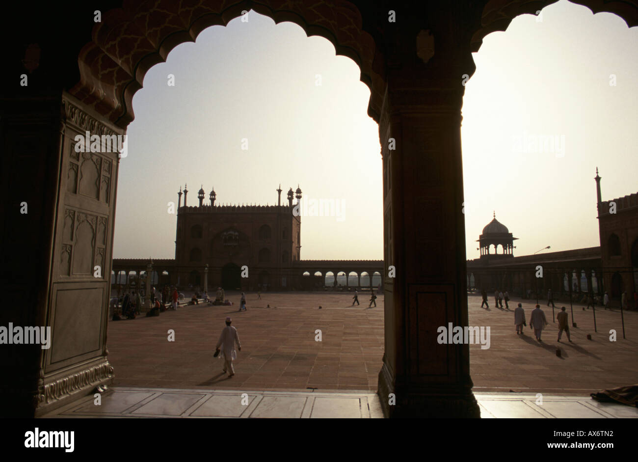Una vista de la Jama Masjid o Mezquita del Viernes fue construida entre 1644 y 1658 durante el reinado del emperador Mughal Foto de stock