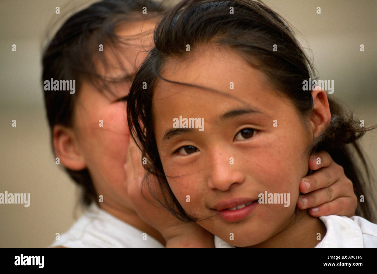 Dos hermanas mongol juntos uno susurra en el otro oído Foto de stock