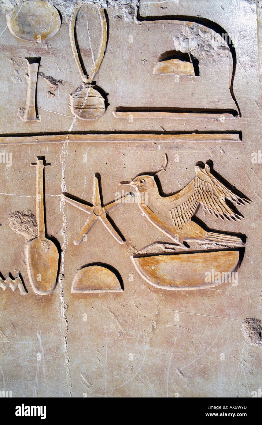 Los jeroglíficos, el templo de la Reina Hatshepsut, Deir Al Bahari, cerca de Luxor, Egipto Foto de stock