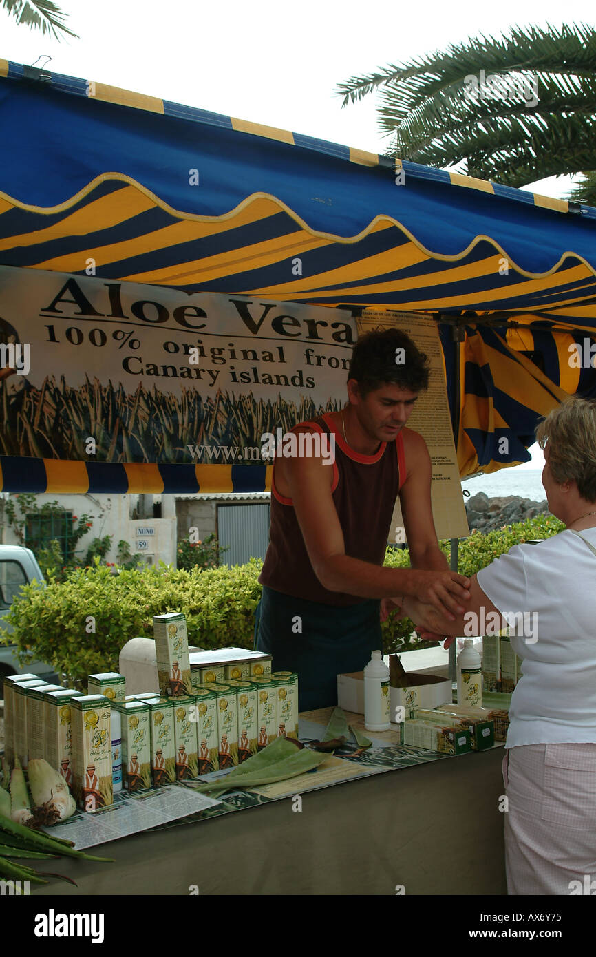 Puesto en el mercado la venta de Aloe Vera, el titular calado roza una  muestra del Aloe vera en la piel en el brazo de una mujer turista  Fotografía de stock -