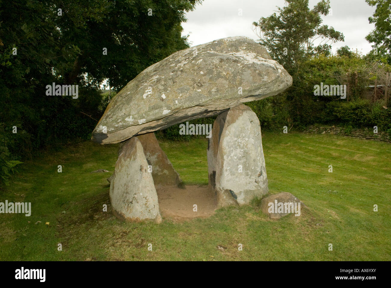 Carreg Coetan Arthur cámara mortuoria (Dolmen) en Newport, Gales pembrokeshire cerca carn Ingli. Foto de stock