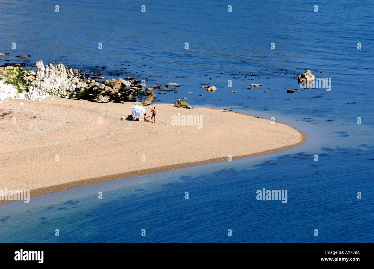 Una familia disfruta de la playa de St Oswald's Bay, Lulworth en Dorset, Reino Unido de Gran Bretaña Foto de stock