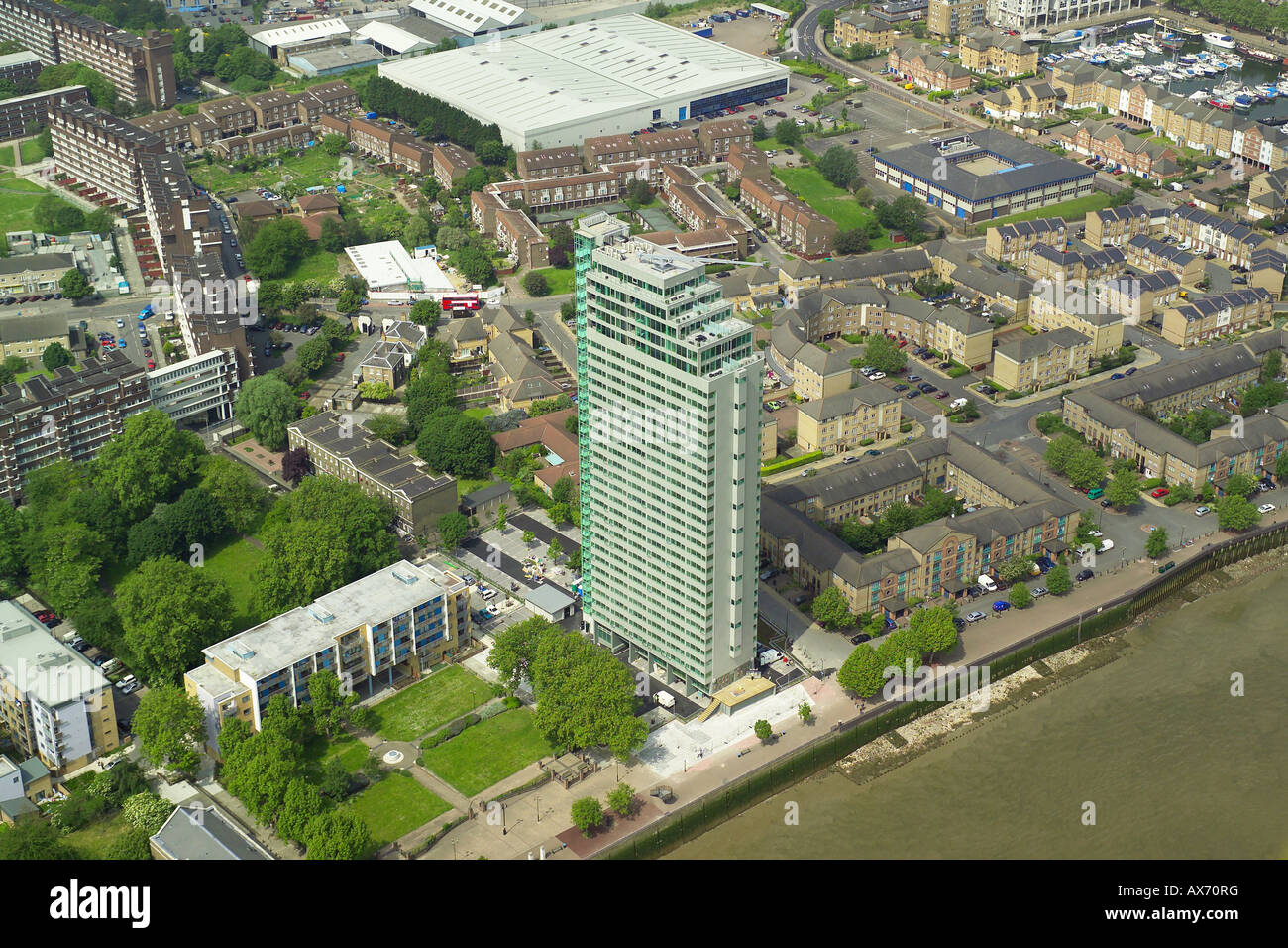 Vista aérea de la Torre Aragonesa con vistas al río Támesis en Deptford, Londres Foto de stock