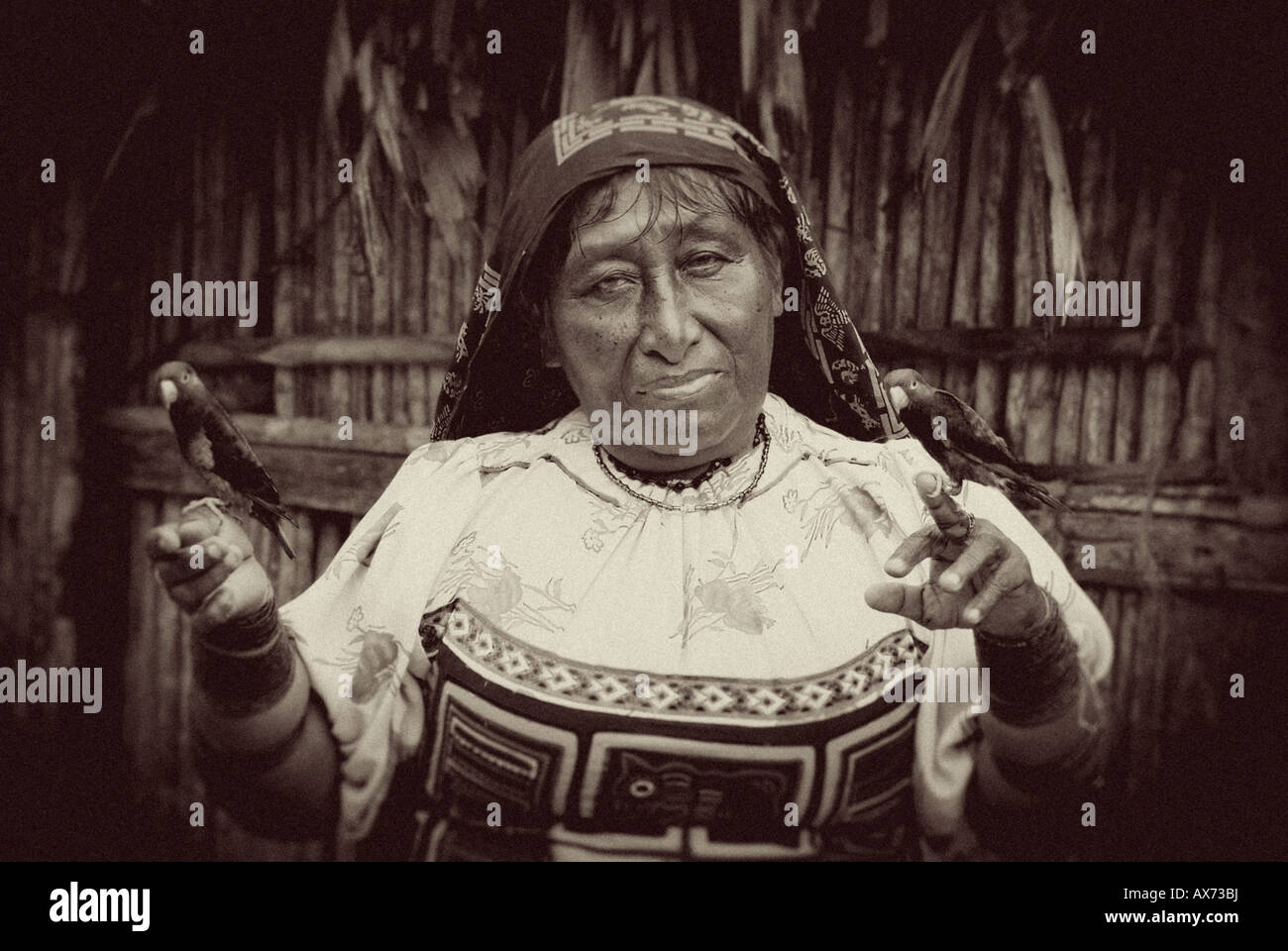 Los indios Kuna, mujer, las Islas de San Blas, Panamá Foto de stock