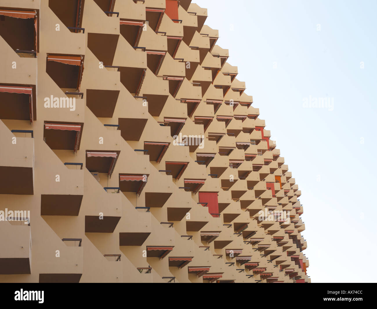 Filas de las terrazas de los apartamentos Foto de stock