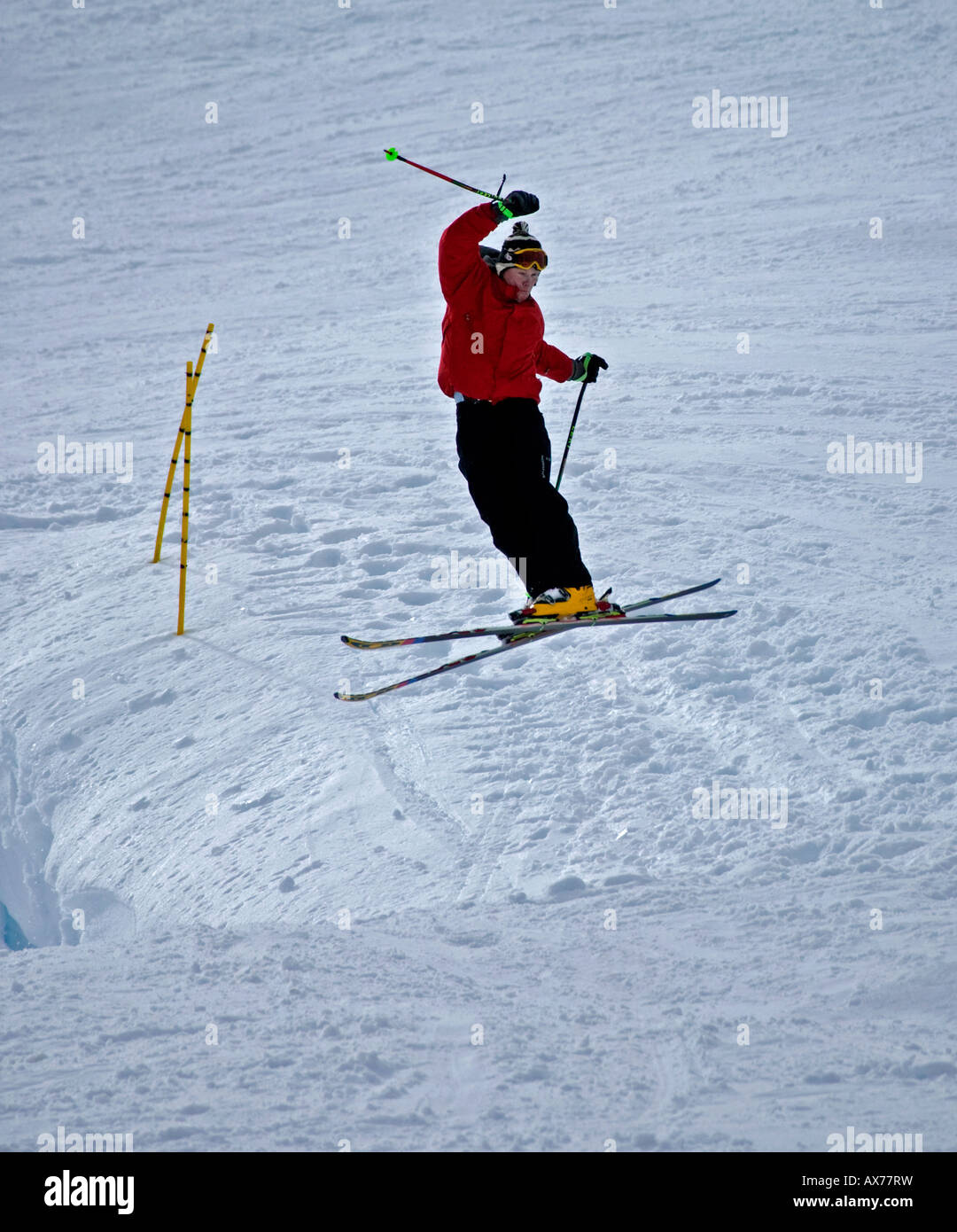 Esquiador saltando, 'Glencoe pistas de esquí' Lochaber, Escocia, Reino Unido, Europa Foto de stock