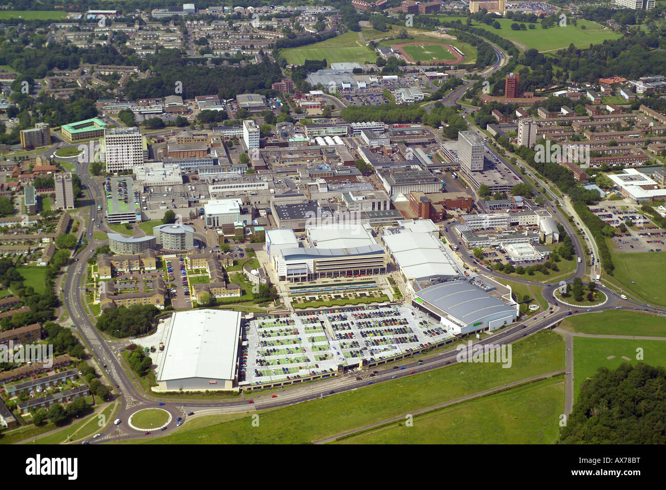 Vista aérea de Harlow Town Center con el centro comercial, oficinas y edificios públicos Foto de stock