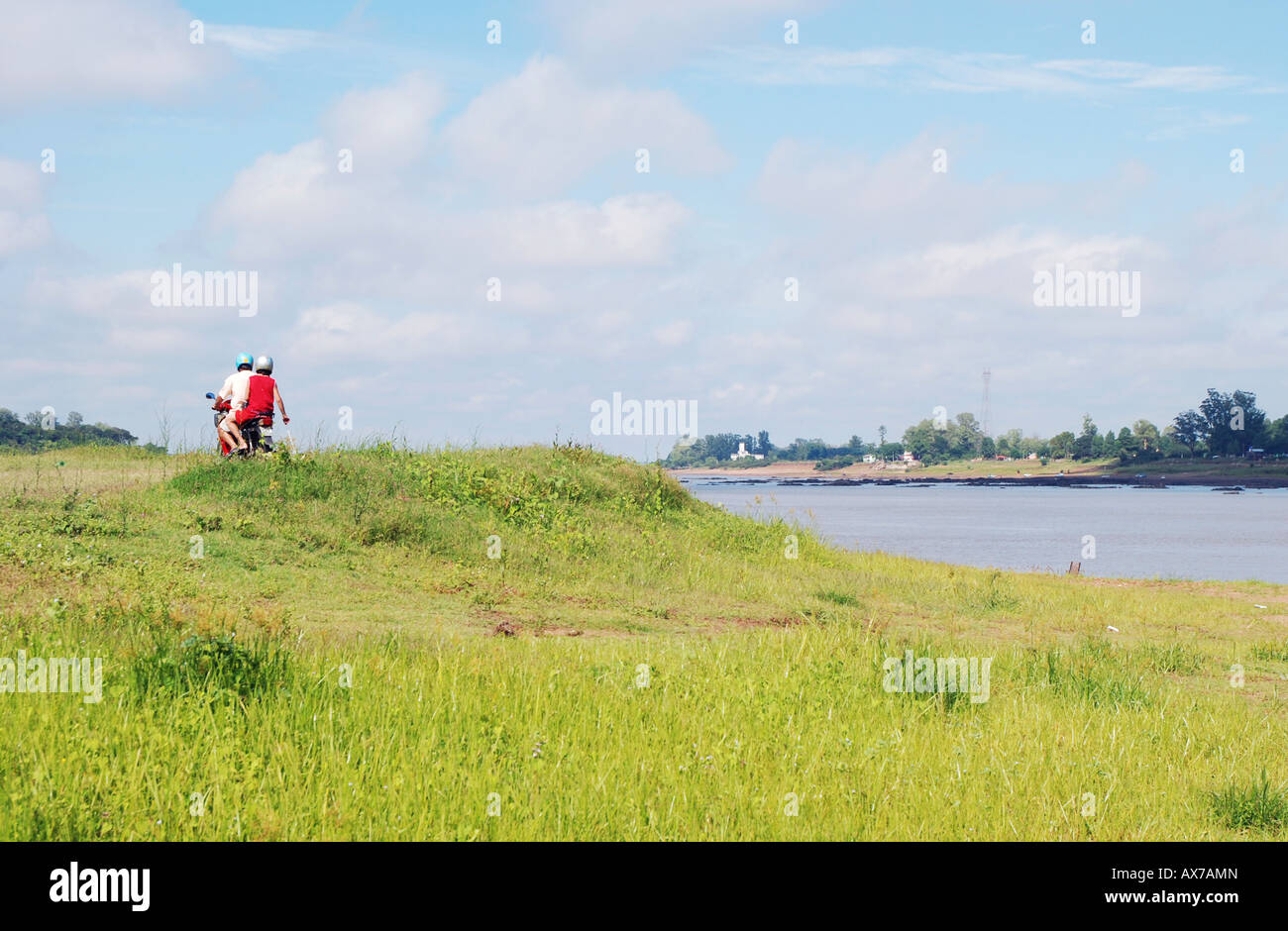 Dos personas en una moto en Salto, Uraguay Foto de stock