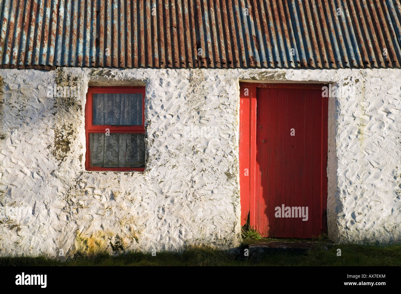 Antigua casa de campo cerca de Ballyvaughn Burren en el condado de Clare Irlanda Foto de stock