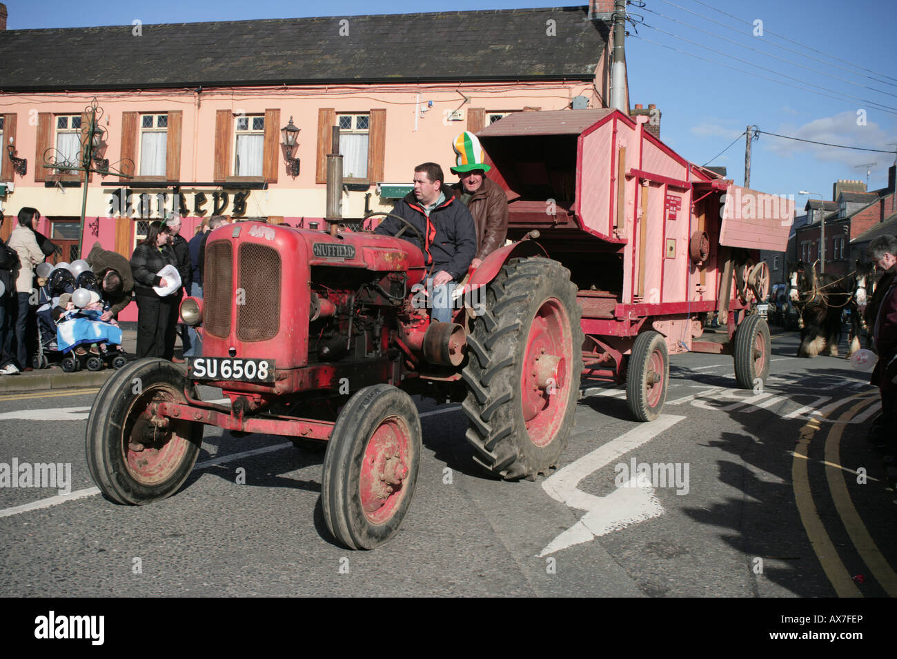 Tractor vintage en el Desfile del Día de San patricio s Carrickmacross