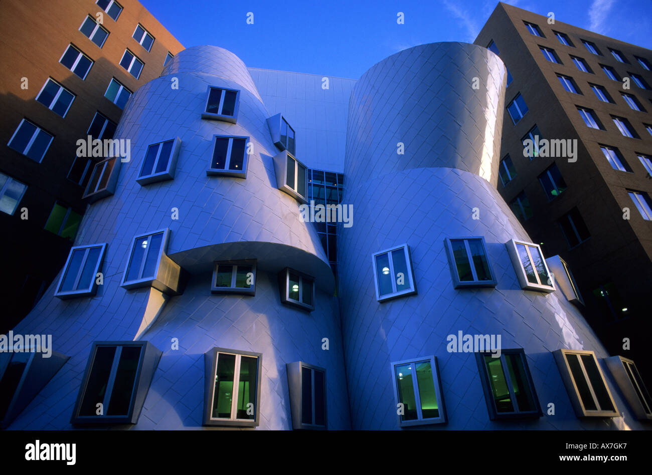 Stata Center del MIT, diseñado por Frank Gehry, Cambridge, Boston, Massachusetts, EE.UU. Foto de stock