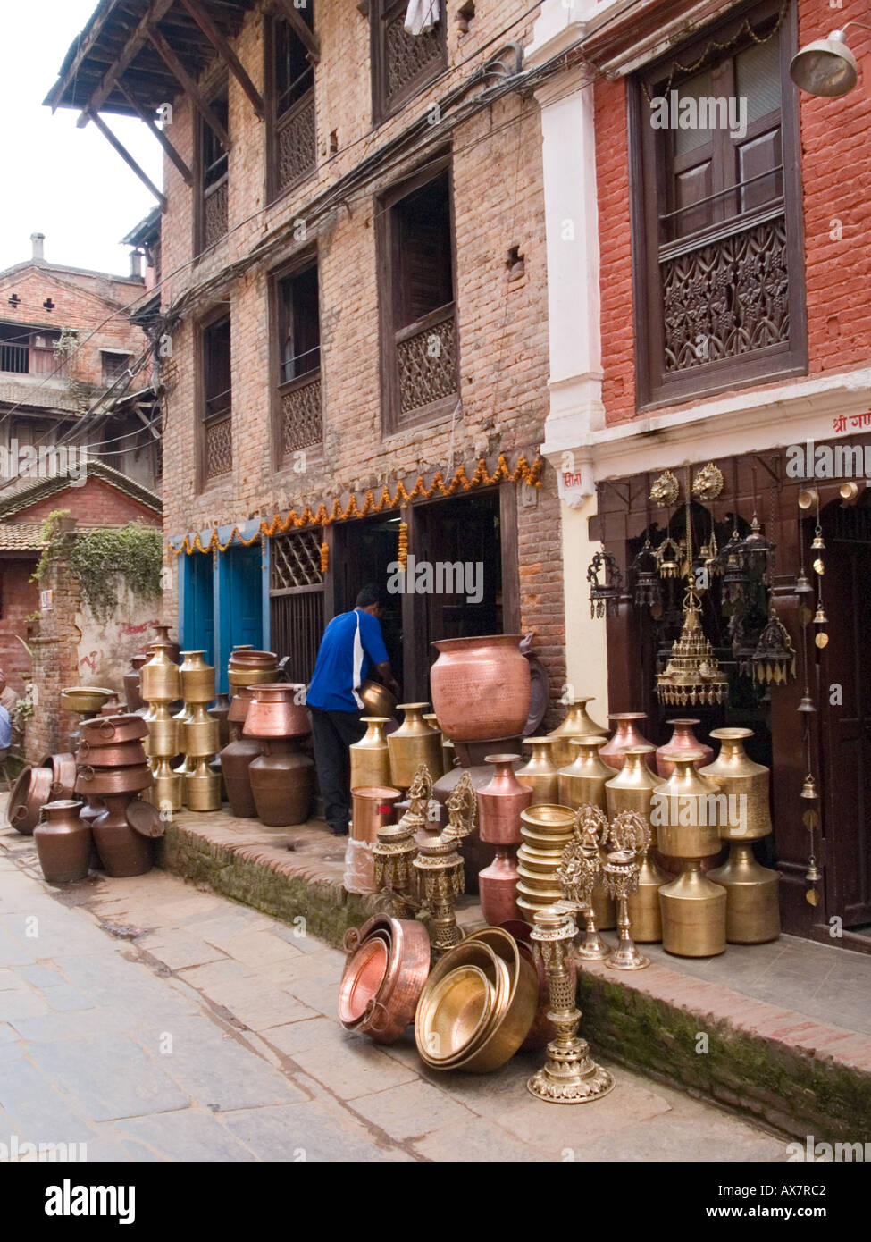 Las ollas Metales para su venta fuera de tienda en estrecha calle cerca de  la Plaza Durbar Patan Valle de Katmandú Nepal Asia Fotografía de stock -  Alamy