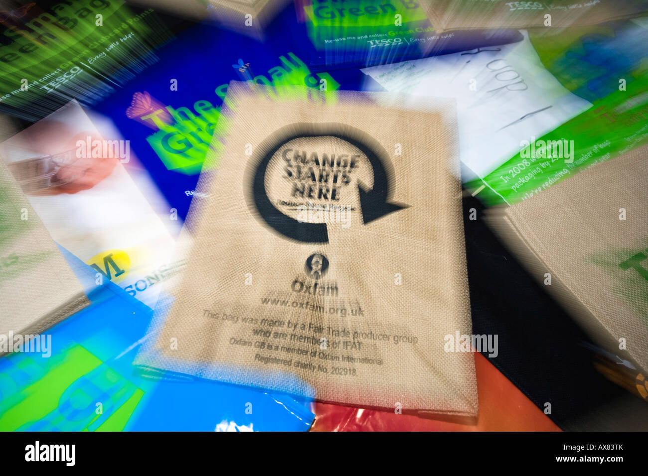 "El cambio empieza aquí' y el logotipo de reciclaje en una bolsa reutilizable de compras de arpillera, REINO UNIDO Foto de stock
