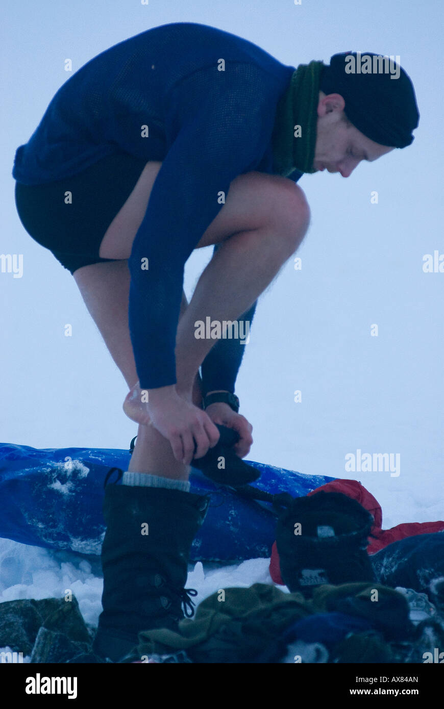 Wet reclutar a cambiarse de ropa en menos de 25 C después de caer a través del hielo simulado semana de supervivencia de las Fuerzas Especiales de Dinamarca ¿Sirius Foto de stock