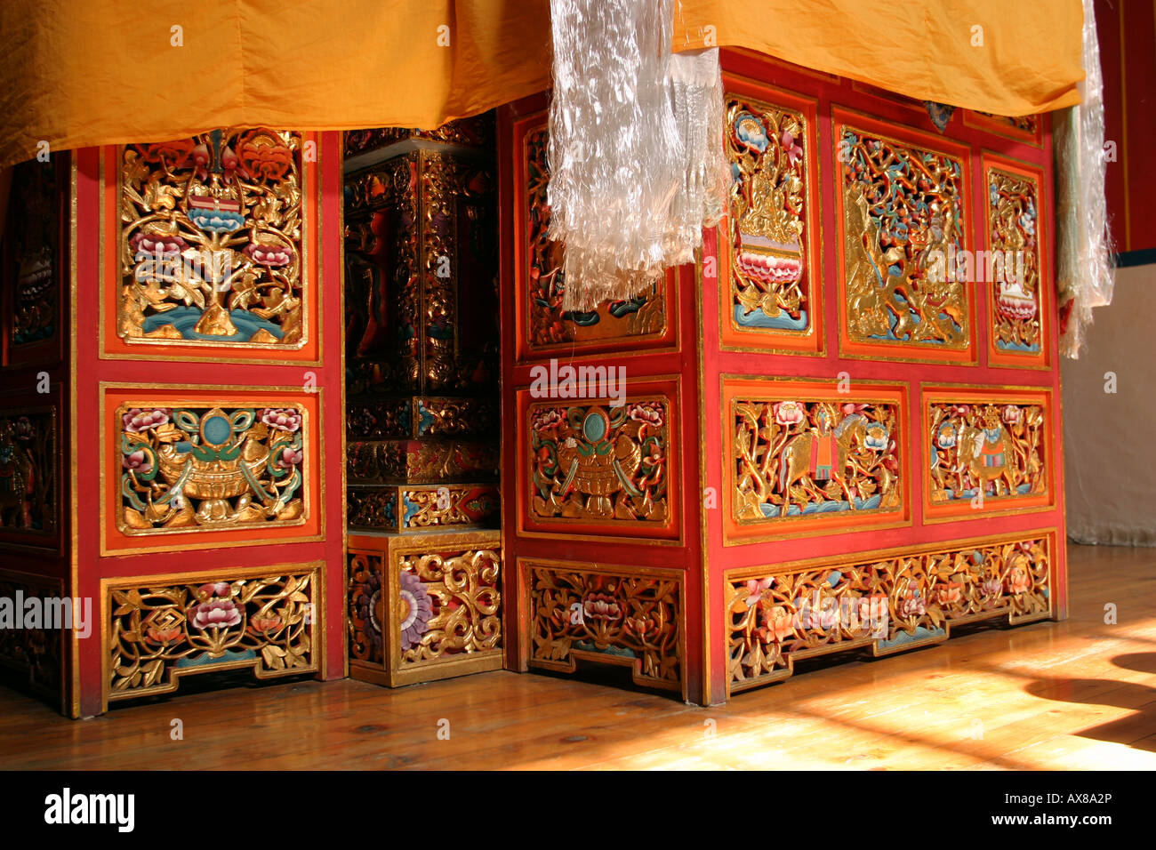 India Himachal Pradesh Instituto Norbulingka templo tallados y pintados frente de Lamas trono Foto de stock