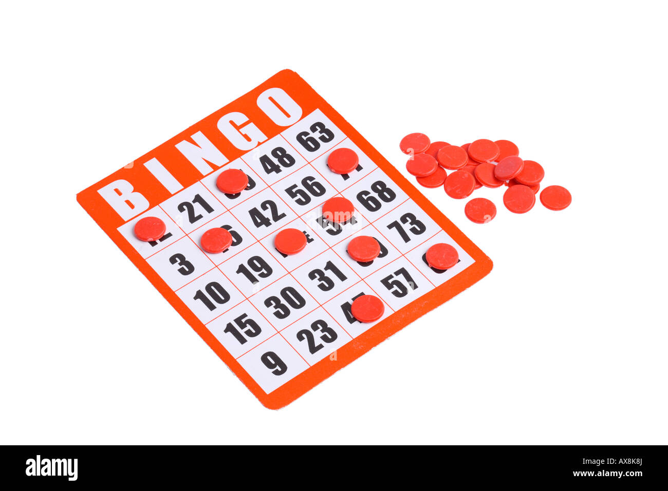 Tarjeta de Bingo con marcadores recortadas sobre fondo blanco. Foto de stock