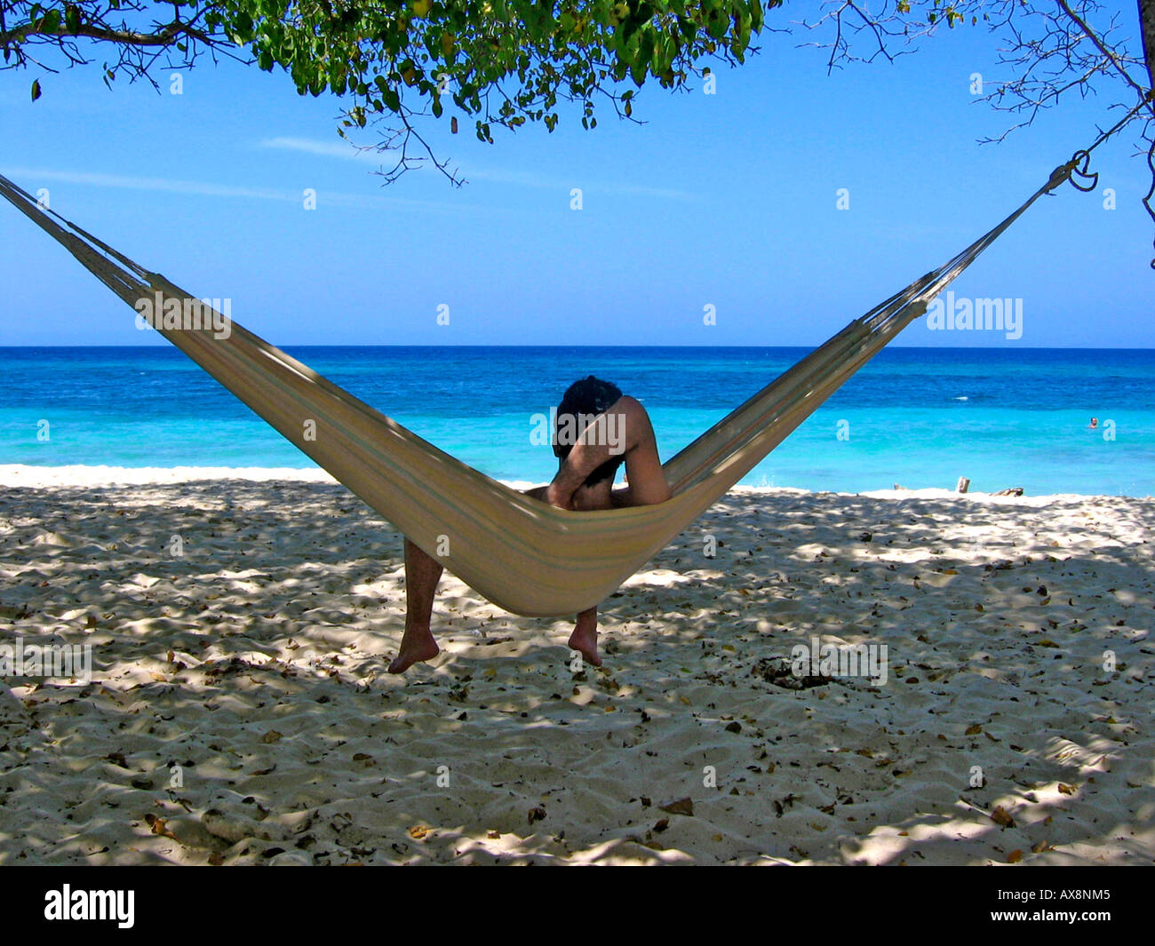 Hombre tumbado en una hamaca con vista al mar, playa caribeña, Cartagena,  Colombia, Sur America Fotografía de stock - Alamy