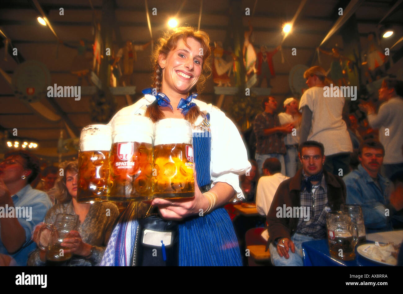 Bedienung Barbara, im Festzelt, Oktoberfest Muenchen, Bayern, Deutschland Foto de stock