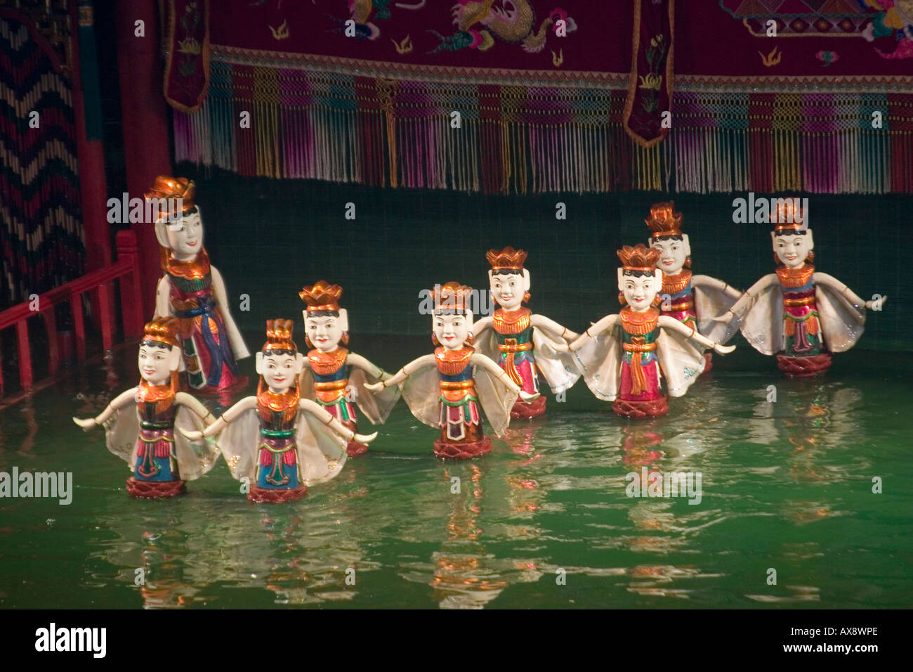 Marionetas de agua en un espectáculo en el teatro de marionetas de agua de  Vietnam Hanoi Fotografía de stock - Alamy