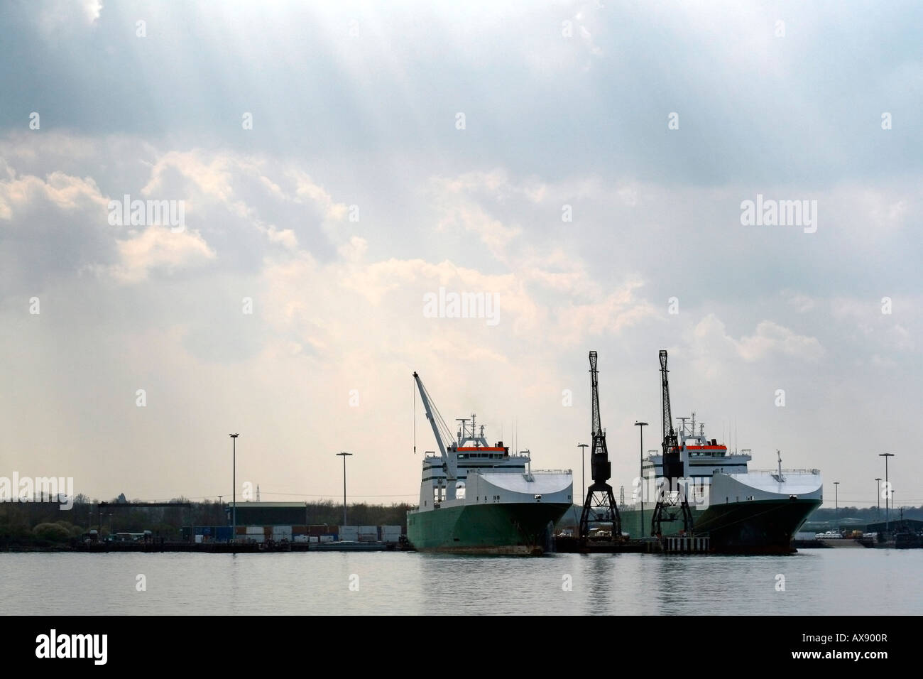 Los buques de carga en los muelles de Southampton, Southampton, Hampshire, Reino Unido Foto de stock