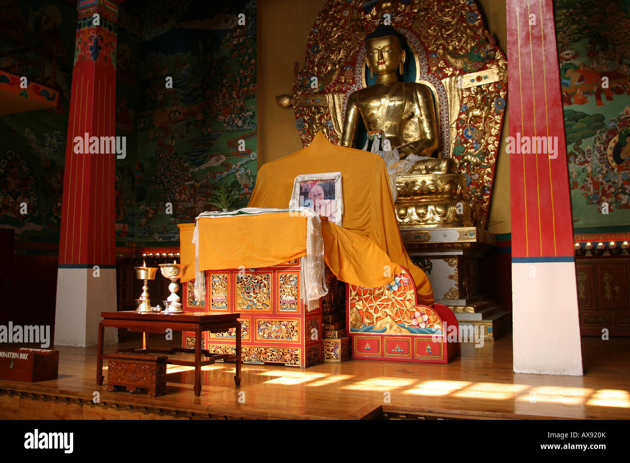 India Himachal Pradesh Instituto Norbulingka templo tallados y pintados Lamas trono y latón buda ambos realizados en los talleres Foto de stock