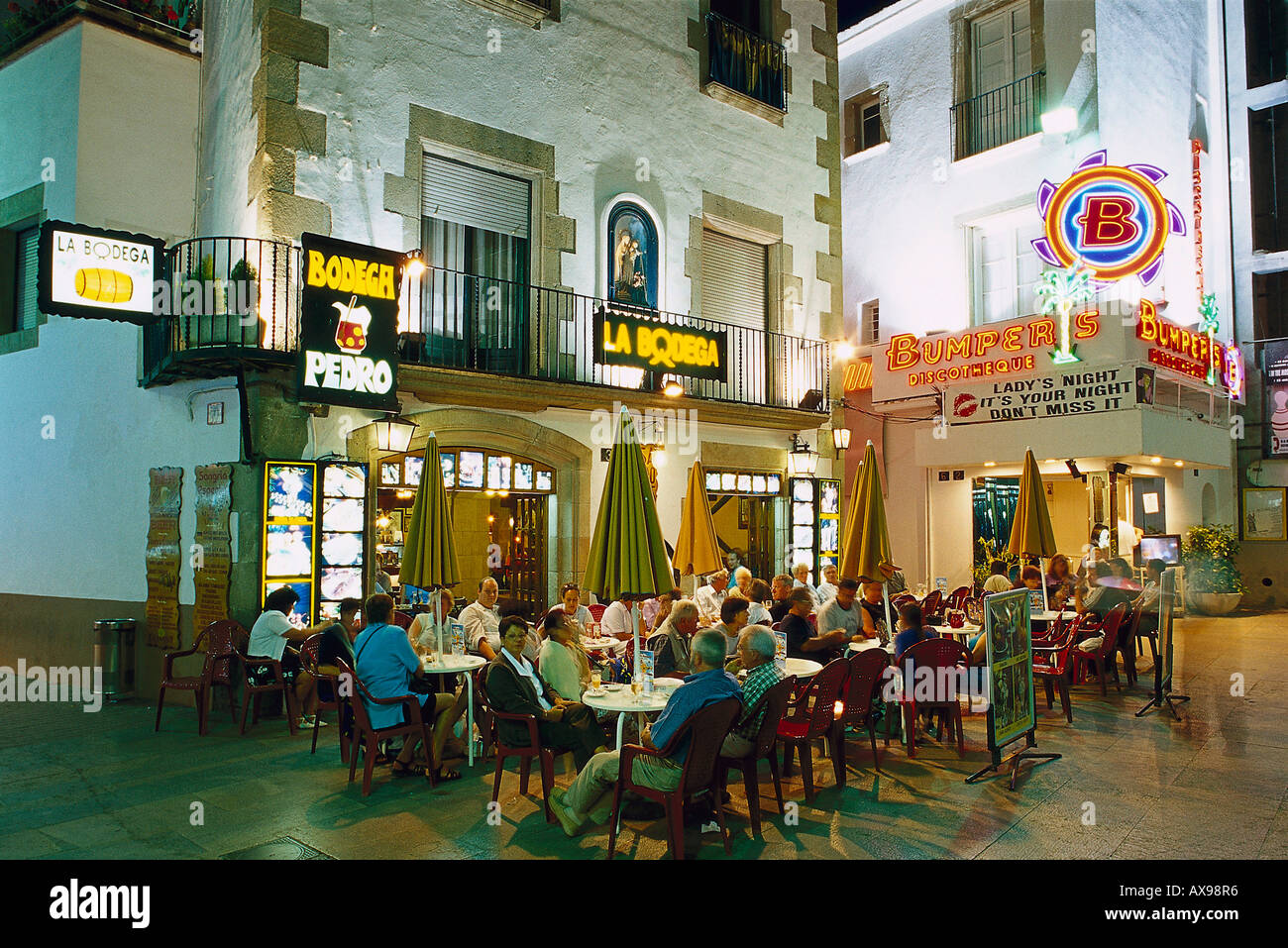La Bodega Casa Pedro, la gente en una cafetería de la calle por la noche,  Lloret de Mar, Costa Brava, Cataluña, España Fotografía de stock - Alamy