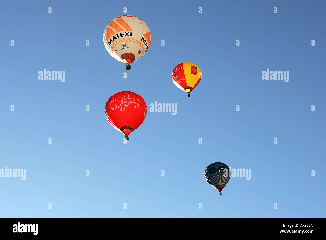 Los globos de aire caliente en el cielo Foto de stock