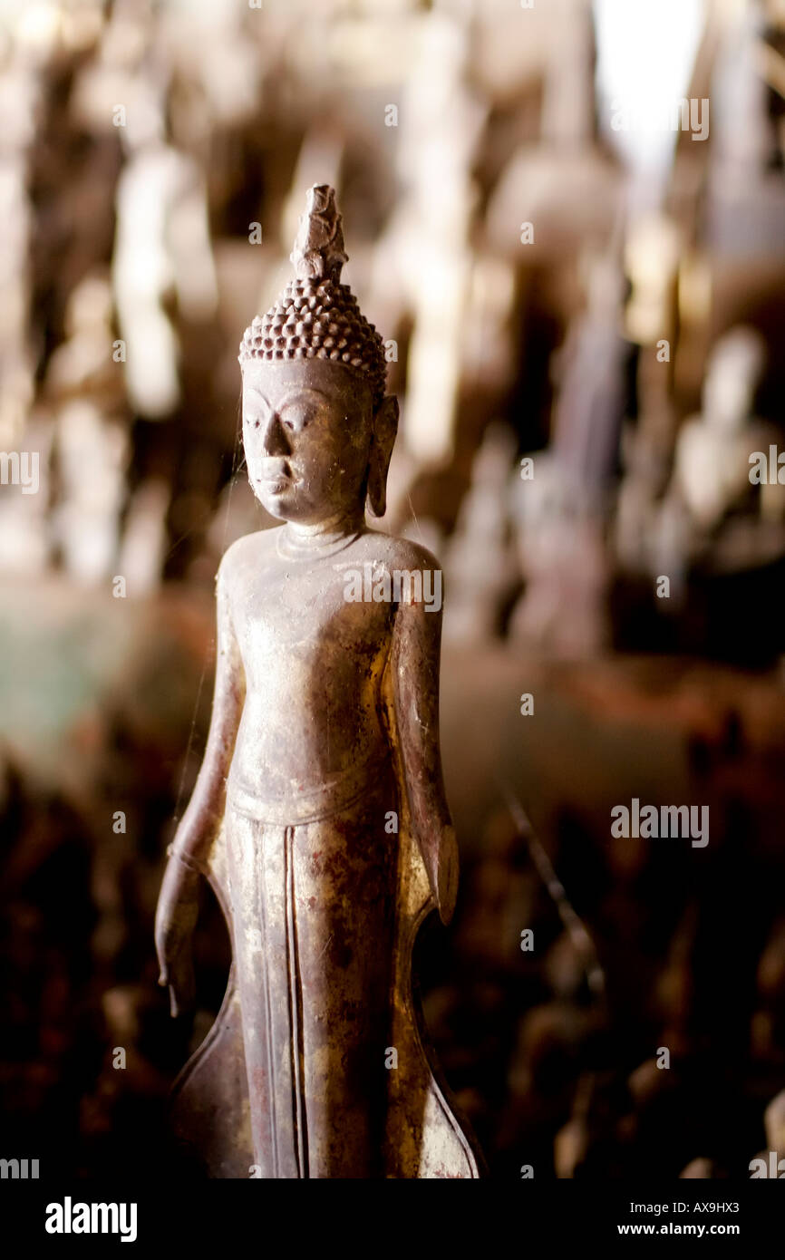 Estatua de Buda, la Cueva de Pak Ou Louang Phabang Foto de stock