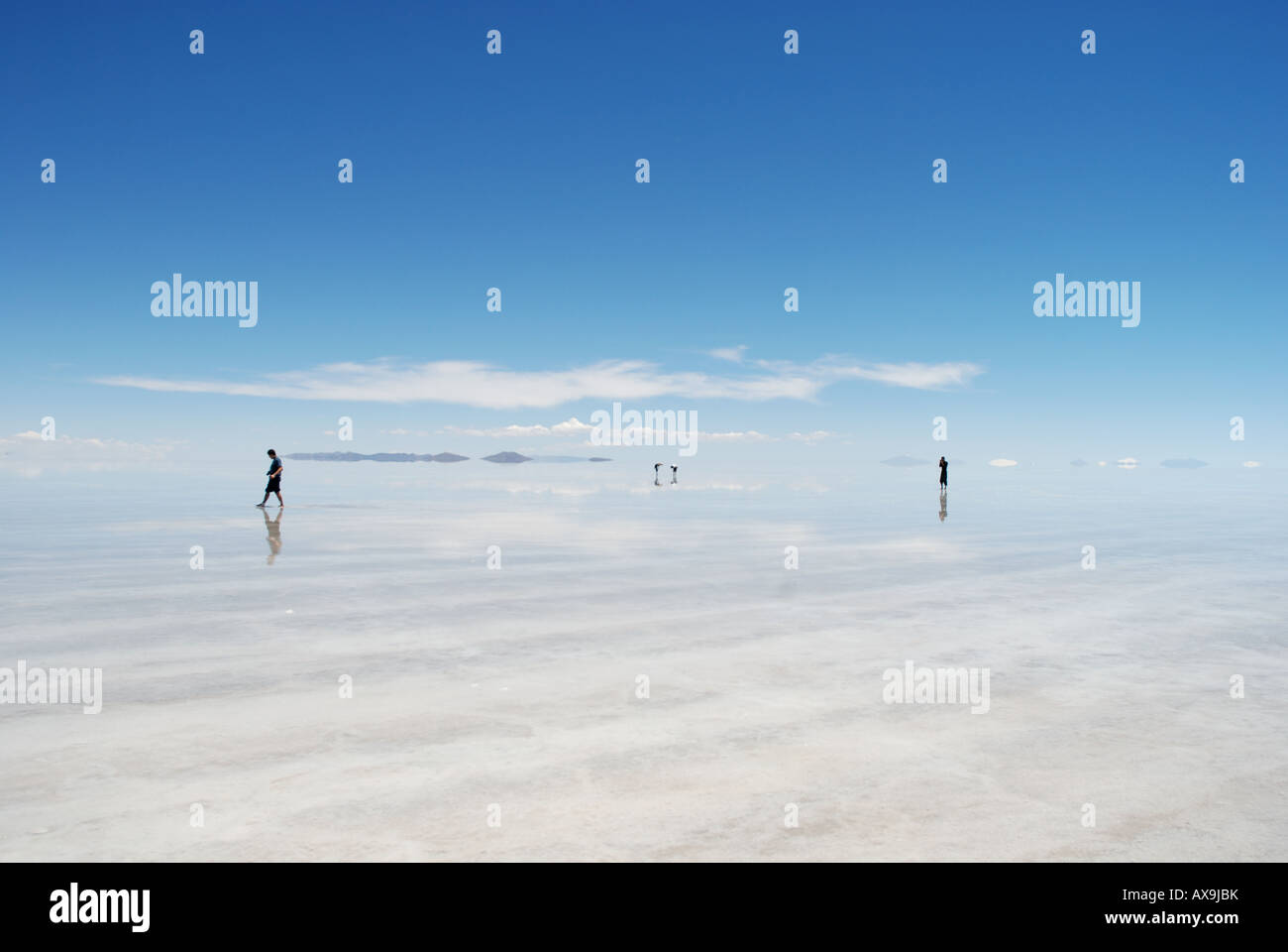 Las siluetas de los turistas en el Salar de Uyuni, Bolivia, América del Sur Foto de stock