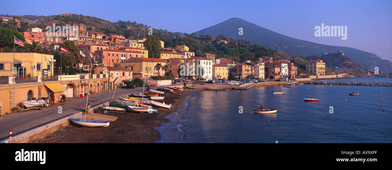 Puerto de Rio Marina, Elba, Isla Toscana, el Mar Mediterráneo, Toscana,  Italia Fotografía de stock - Alamy