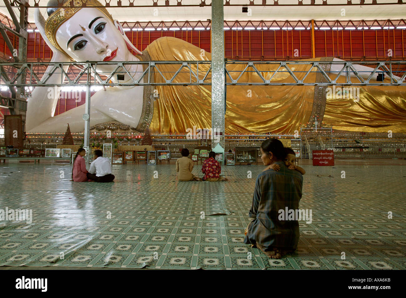 Buda Chaukhtatkye, Yangon, einer der groessten Buda liegenden Statuen, Kyaukhtatgi Rangun, uno de los mayores Budd reclinable Foto de stock