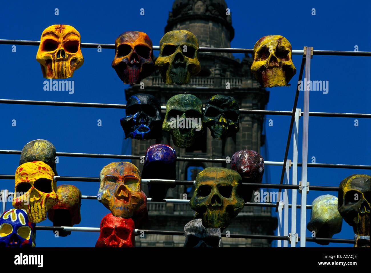 Kunst zum Tag der Toten vorder Kathedrale, México Foto de stock